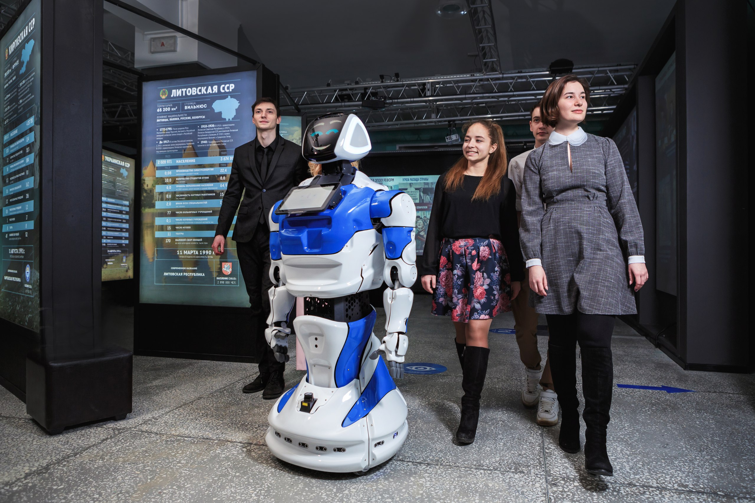 Люди станут роботами. Промобот Пермь экскурсии. Робот экскурсовод Промобот. Робот Promobot v.4. Промобот в Чили.